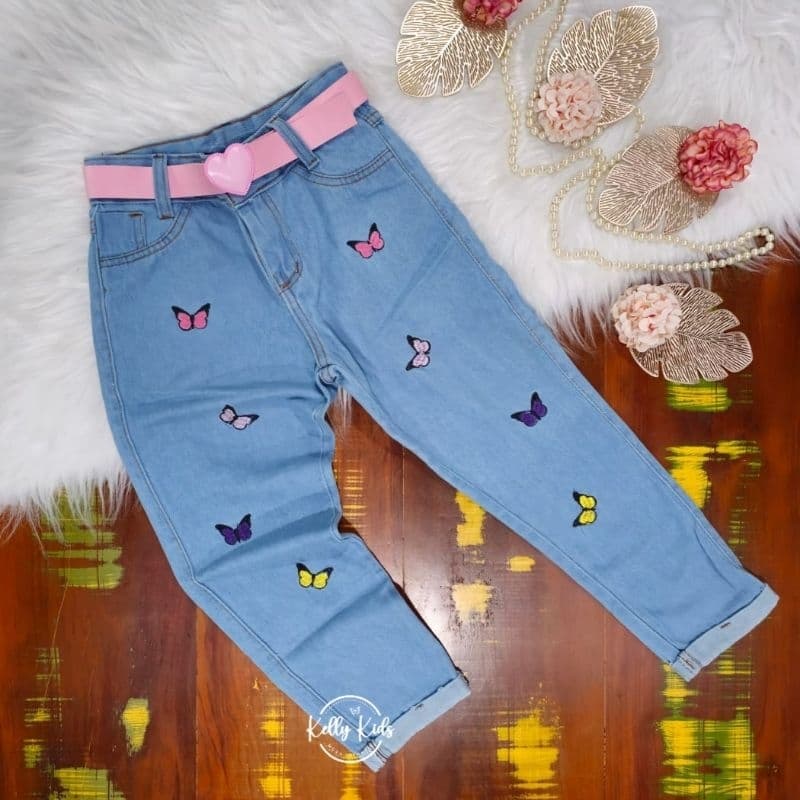 Calça Mom Infantil bordada borboleta com cinto
