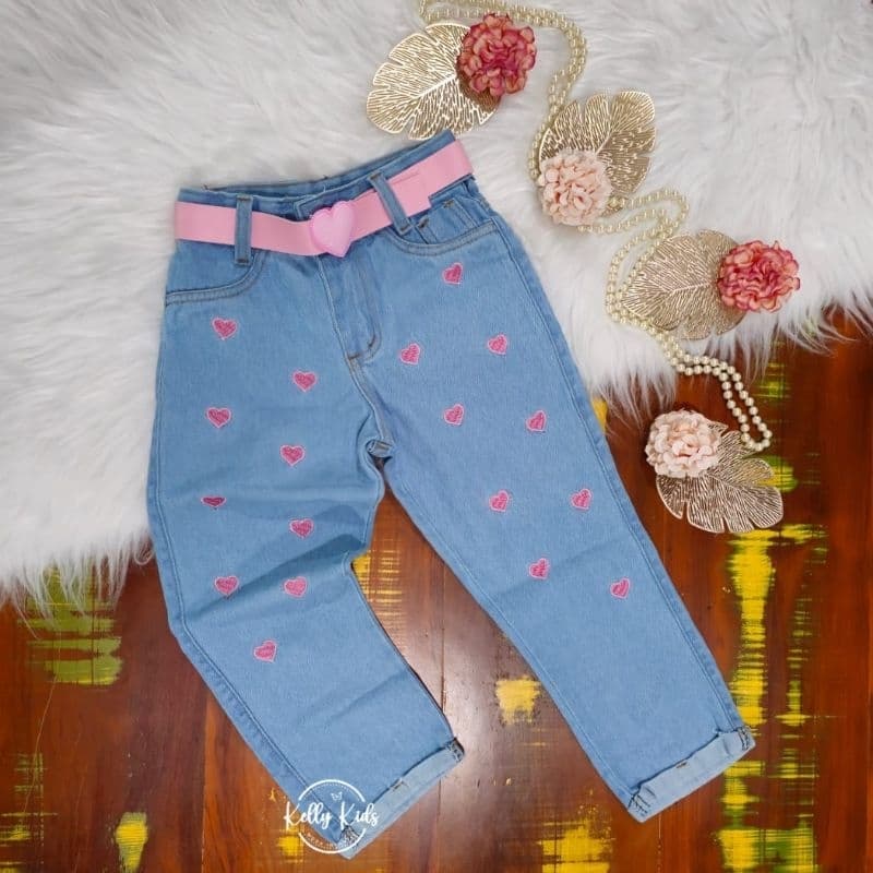 Calça Mom infantil feminina bordado coração com cinto