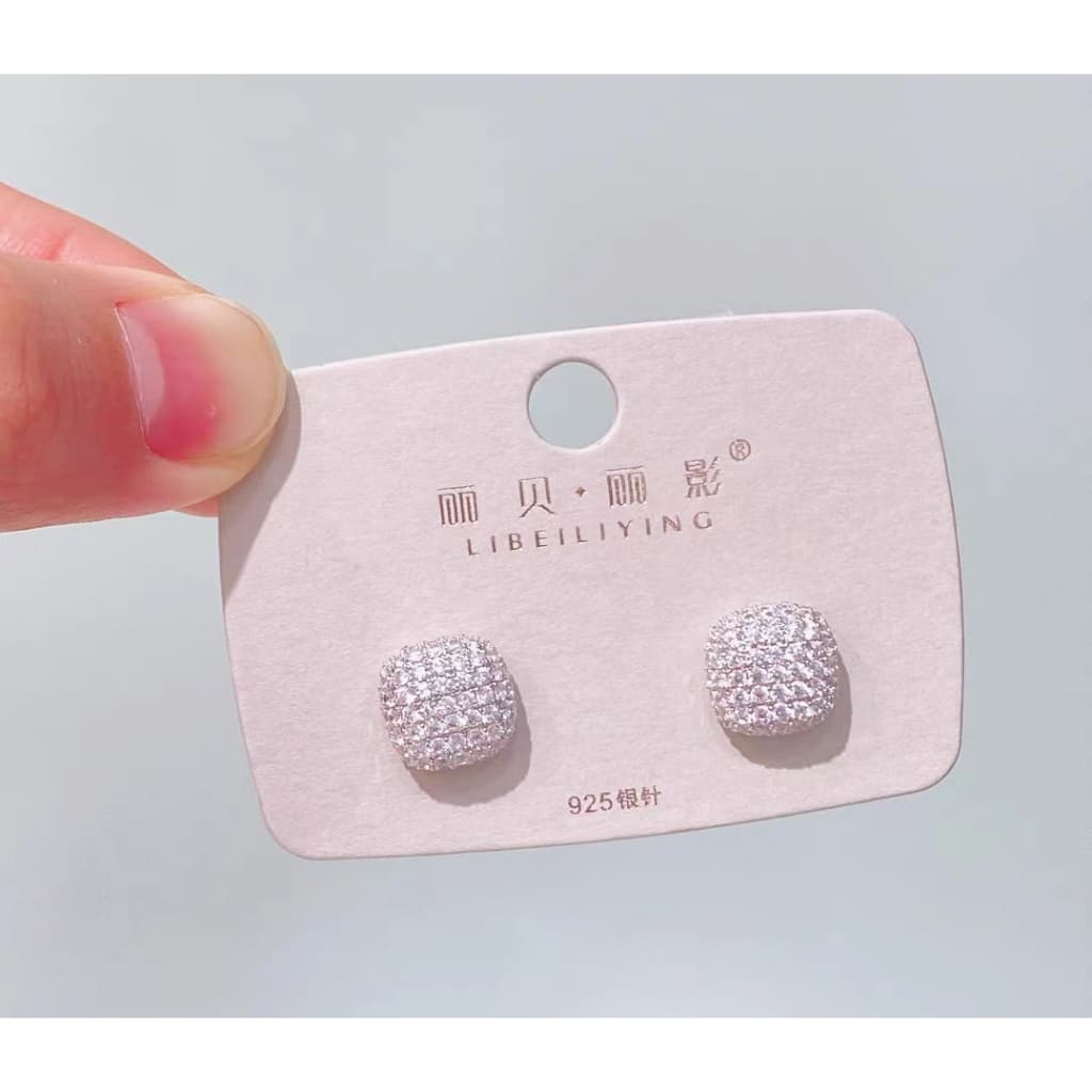 Brinco delicado Cravejado com pedrinhas Zircônia folheado a prata 925 e ouro18k + brinde 6 pares de tarraxas