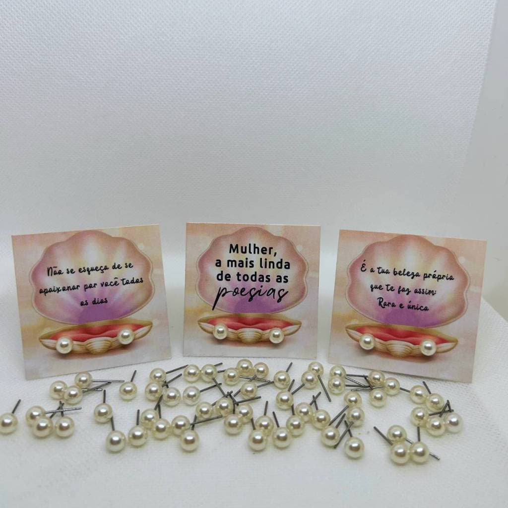 50 Pares Brinco de Pérola + Tag Mulheres Empoderadas / Lembrancinha Brinde Mimo para Cliente