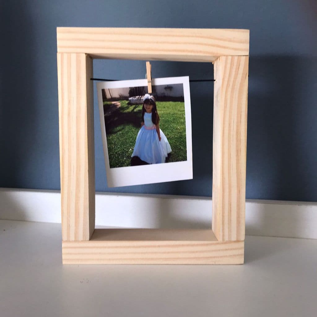 kit com 10 porta retrato 12X16 verti estilo varal  com cordinha e prendedor pinus lembrancinha