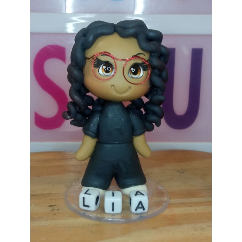 Enfeite bonequinha de biscuit com nome.