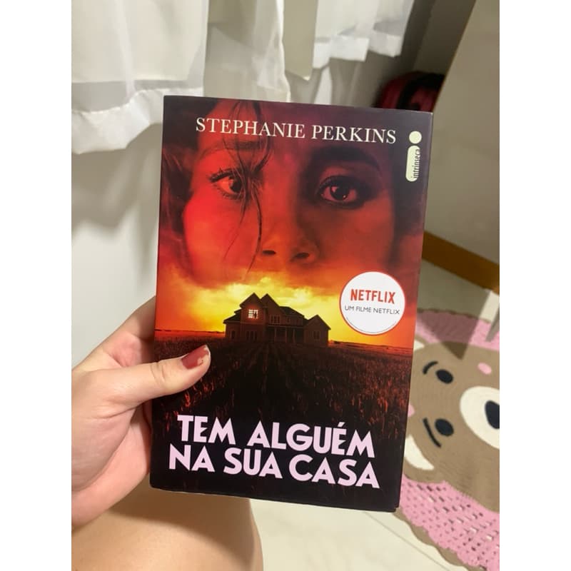 Tem alguém na sua casa - Stephanie Perkins livro