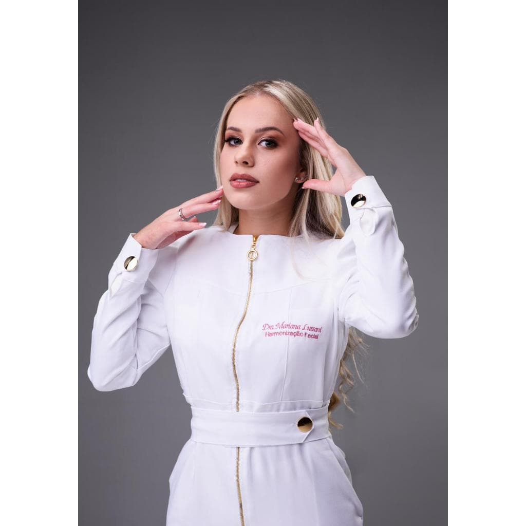 Jaleco feminino acinturado Clara com bordado da sua logo + faixa personalizada