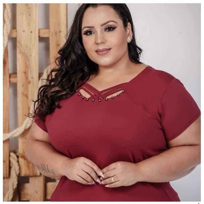 Blusa com Tirinhas na Frente Tradicional Plus Size.