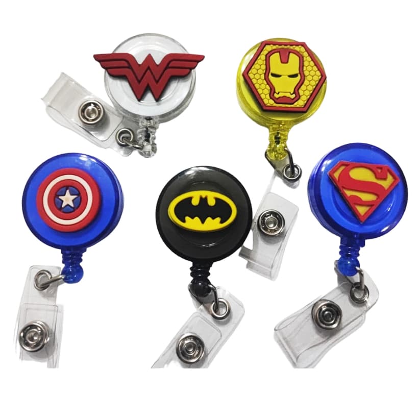 Porta Crachá Heróis Símbolos Super Homem Presente Retrátil Roller Clip Batman