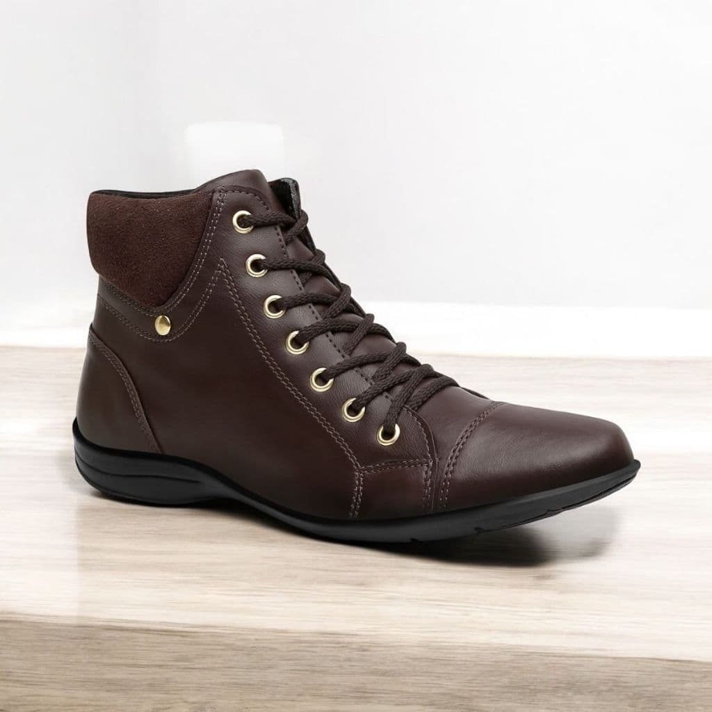 Bota Feminina Coturno Cano Curto Botinha Couro Sintético Com Detalhes Lateral E Cadarço Resistente