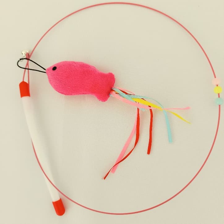 Varinha para gato com peixe de pelúcia com fitas ou flor com penas - bastão de gato com guizo