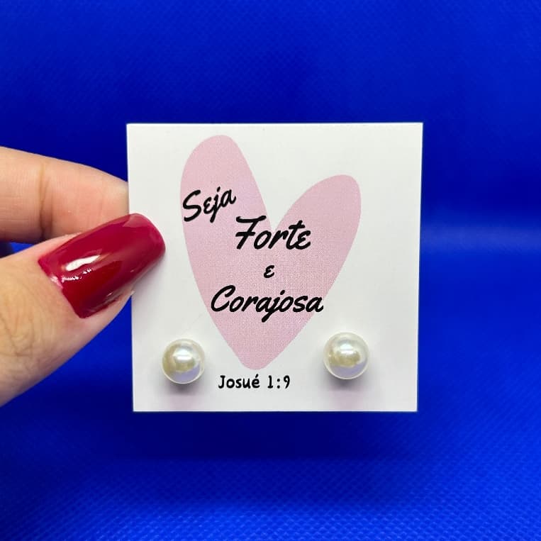 50 Pares Brinco de Pérola + Tag Seja Forte e Corajosa | Lembrancinha Brinde Mimo para Cliente