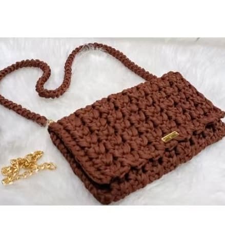 Bolsa de crochê em fio de malha estilo carteira.