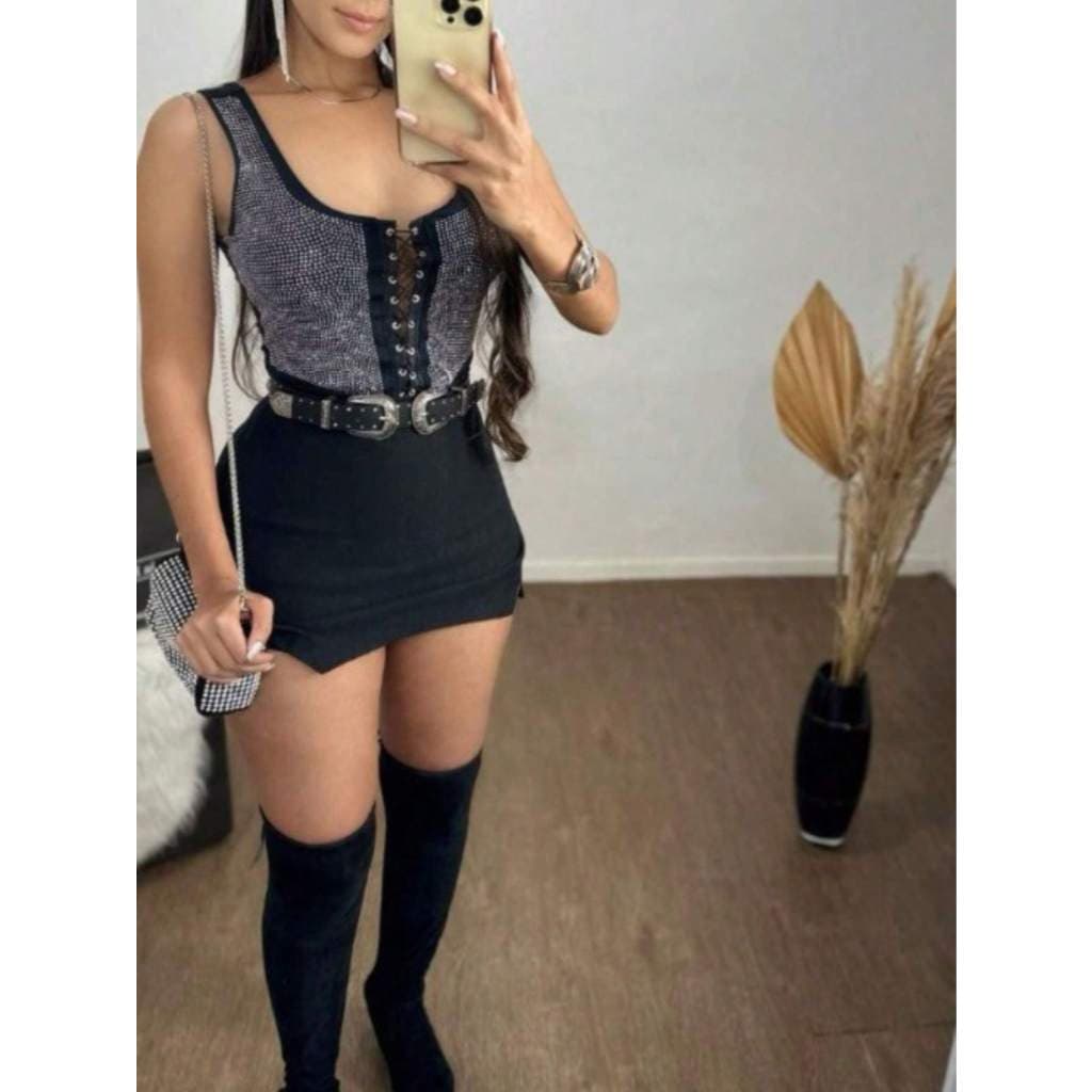 Conjunto Feminino Cropped Corselet Pedraria e Short Saia Fendas