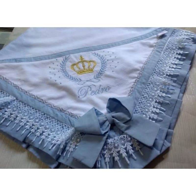 Manta azul bordada personalizada coroa