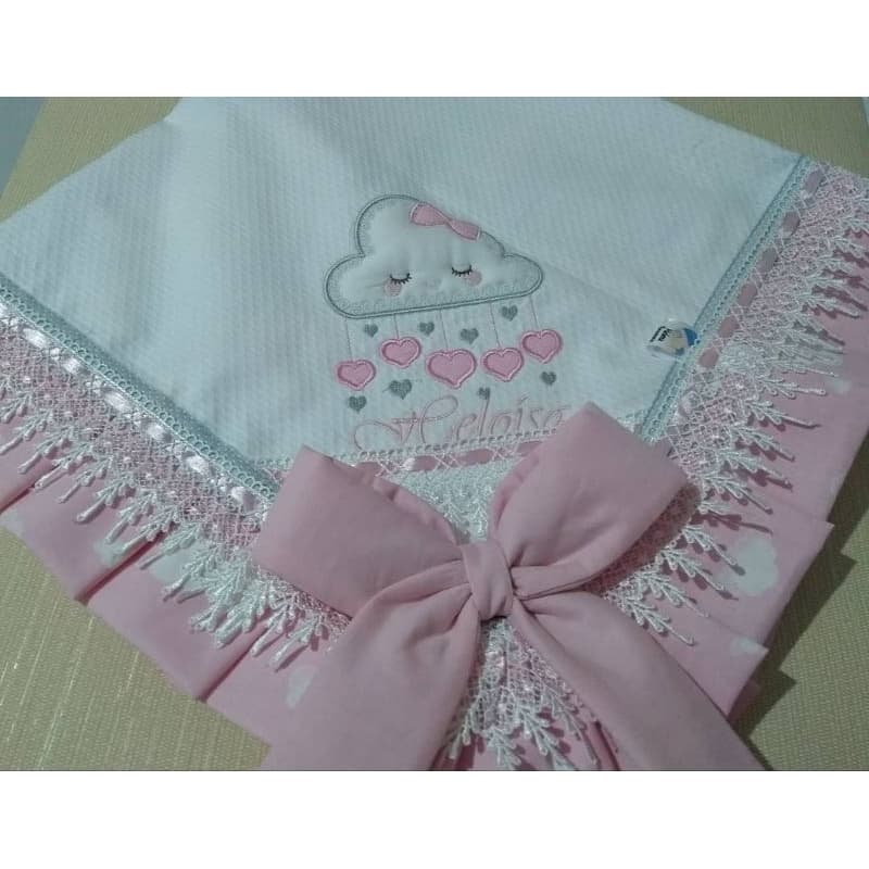 Manta para bebê rosa bordada personalizada tema nuvem