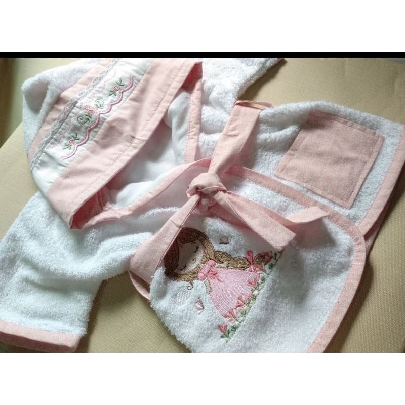 Roupão para bebê rosa bordado personalizado tema princesa