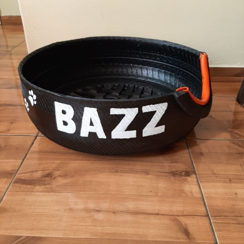 Cama pet de pneu tamanho médio