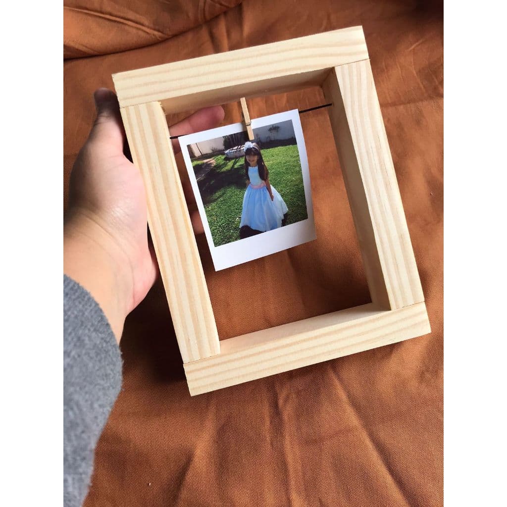 kit com 24 porta retrato rústicos 10x 15 vazados  estilo varal de pinus com prendedor vertical