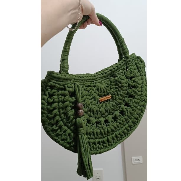 Bolsa de crochê em fio de malha com alça de ombro