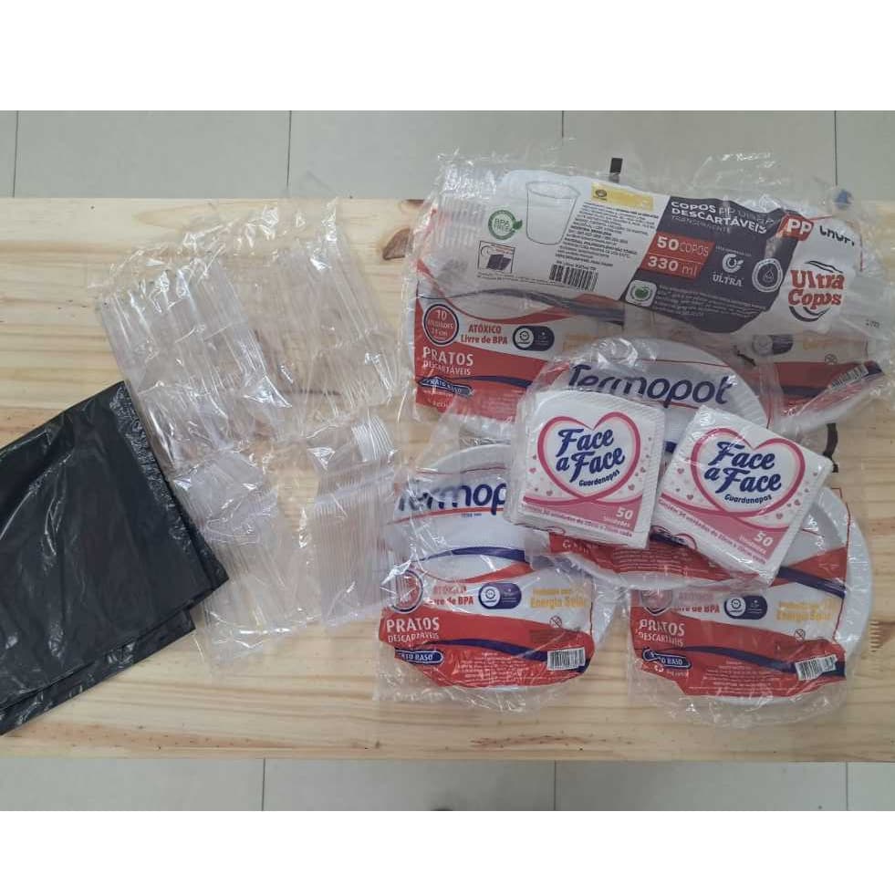 Kit Descartáveis para Churrasco Completo - 301 unidades (50 pessoas)
