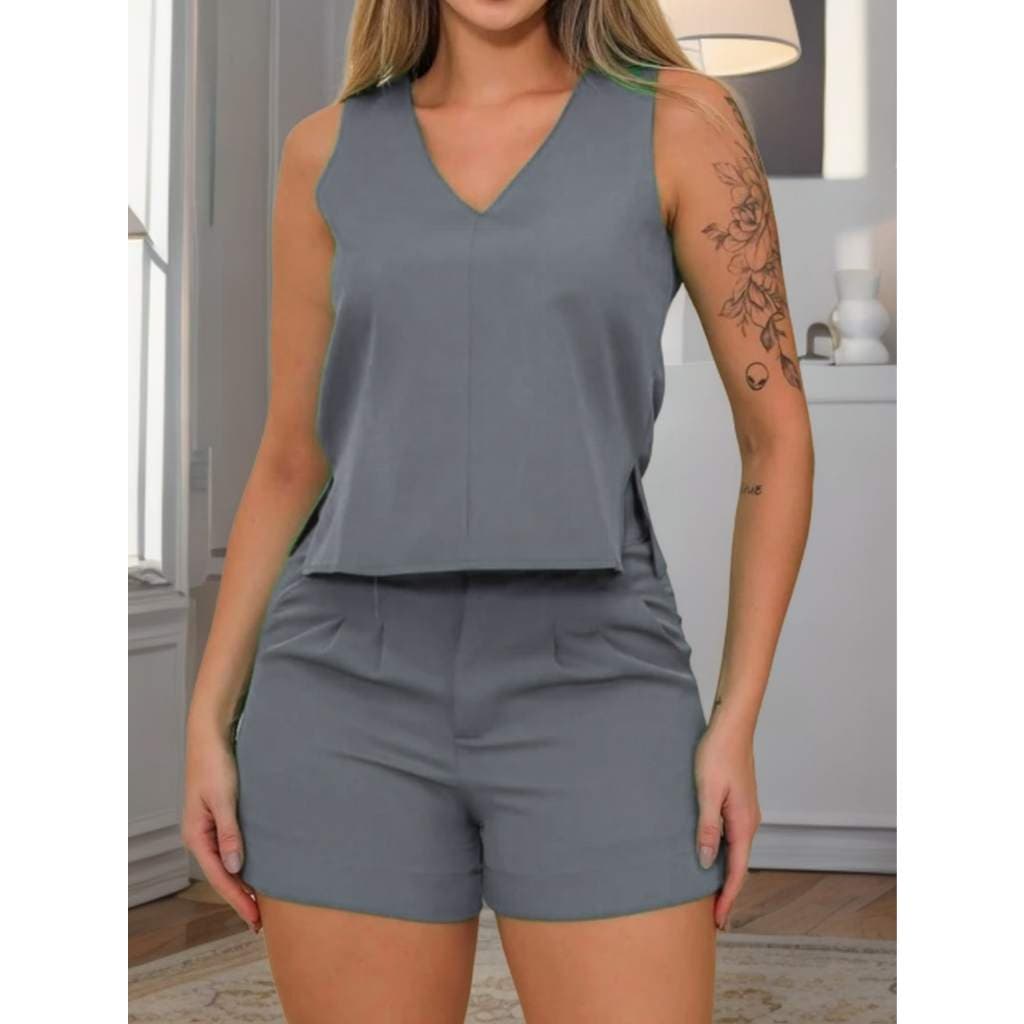 conjunto feminina de alfaiataria de blusa regata e shortes com botão com bolso