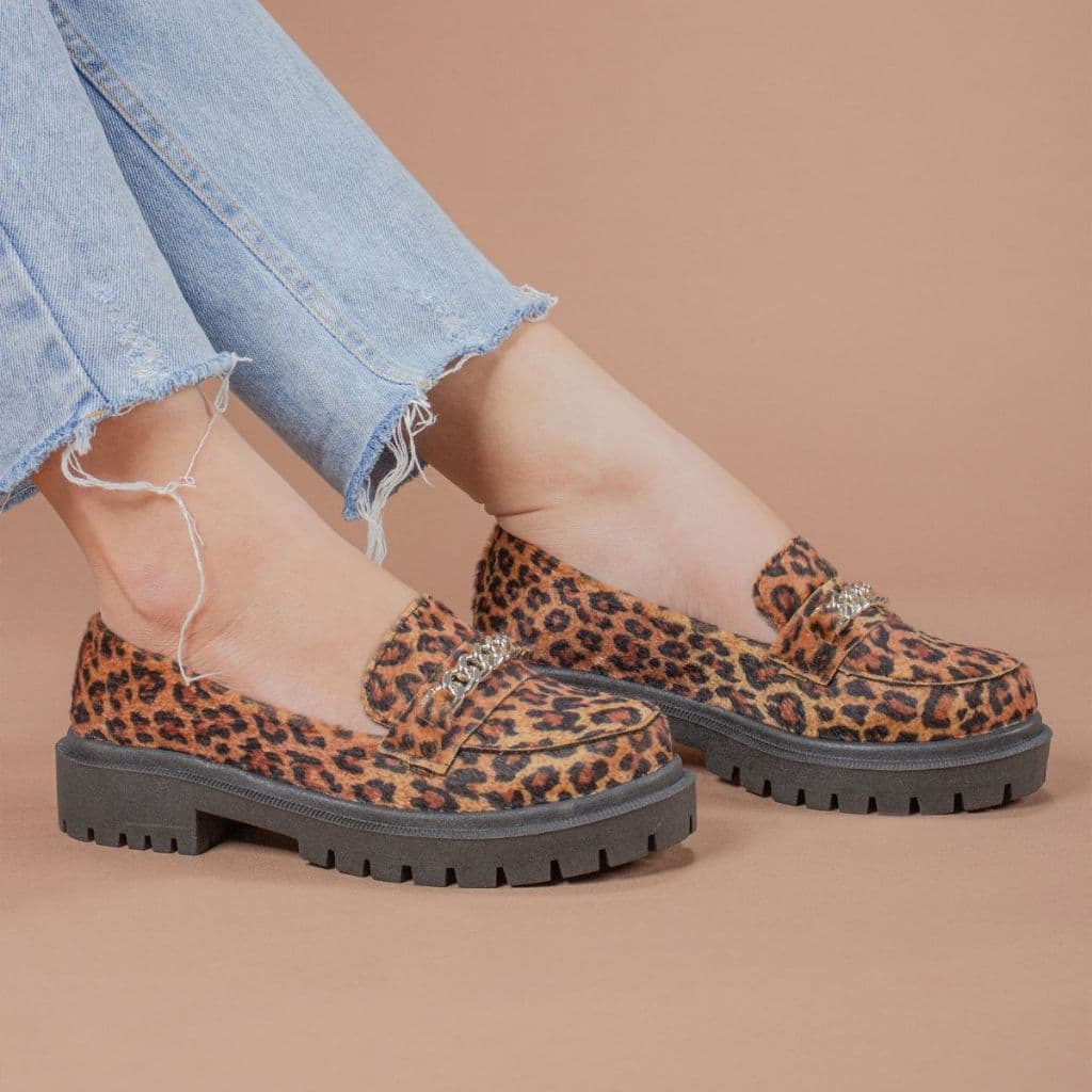 Mocassim Feminino Tratorado de Corrente Dourada Basico Sapato Feminino