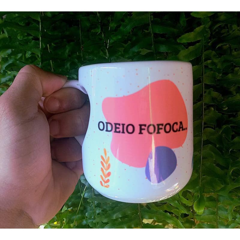 Caneca Porcelana Alça Coração - Odeio Fofoca Mal Contada