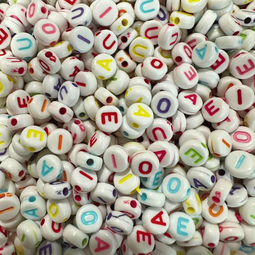 Miçanga Letras Vogais 500 Unidades Branca e Colorida Infantil Artesanato DIY