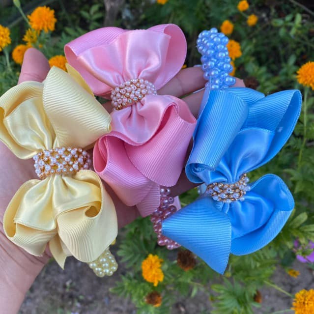 Tiaras infantil bordadas com pérolas e laço em fita