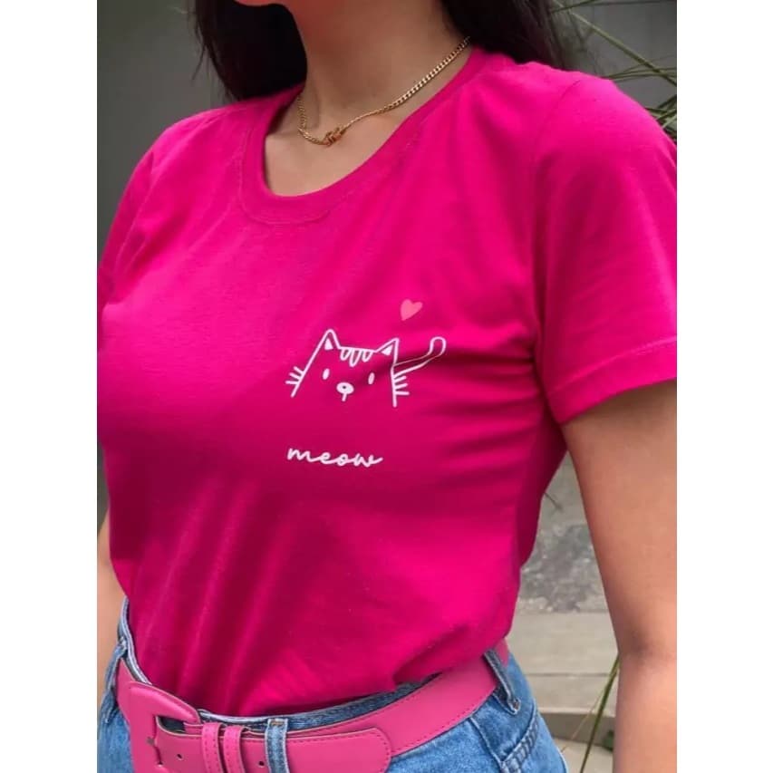 Camisa Feminina T Shirt Com Desenho De Gato Na Parte Esquerda Meow Rosa