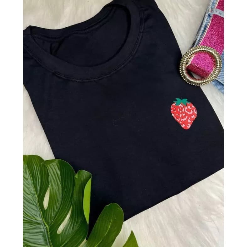 Camisa Feminina T Shirt Com desenho de Morango No lado Esquedo Preta