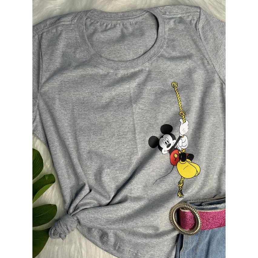 Camisa Feminina T Shirt Com Desenho Do Mickey Mouse no lado Esquerdo Pendurado Cinza