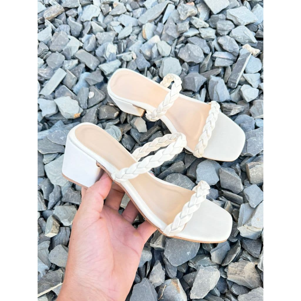 Sandália feminina salto bloco com tranca muito confortável para o Dia a dia nas cores preto e off White