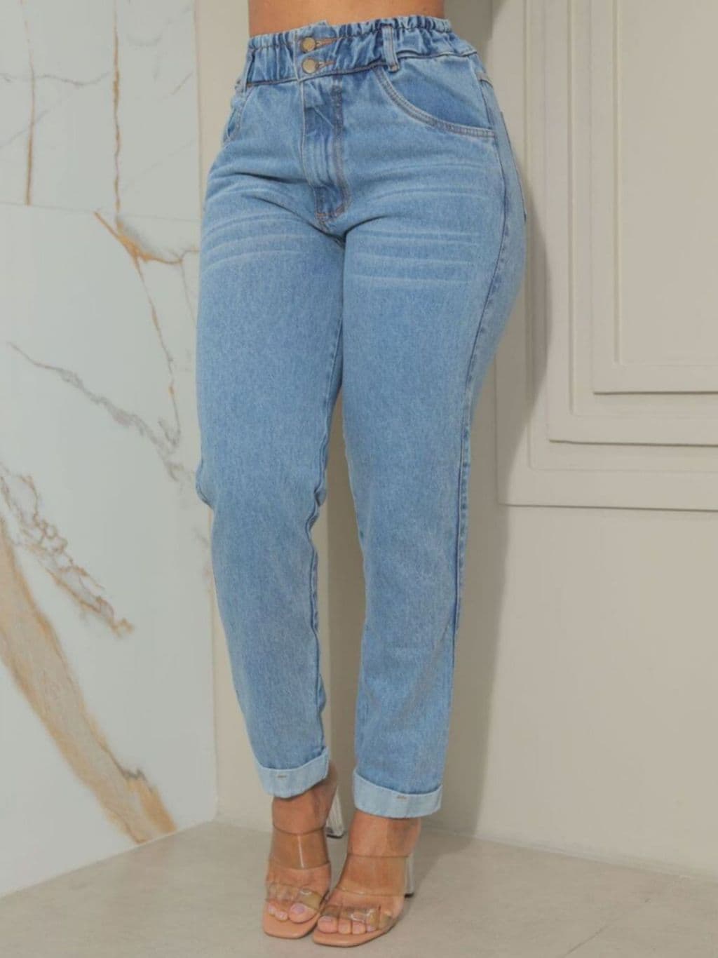Calça jeans mom feminina elastico no cós marmorizada