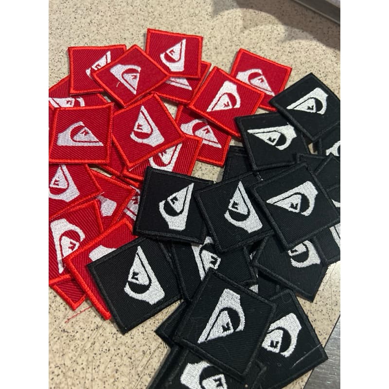 Patch bordado quik termocolante kit com 20 unidades 10 cada cor