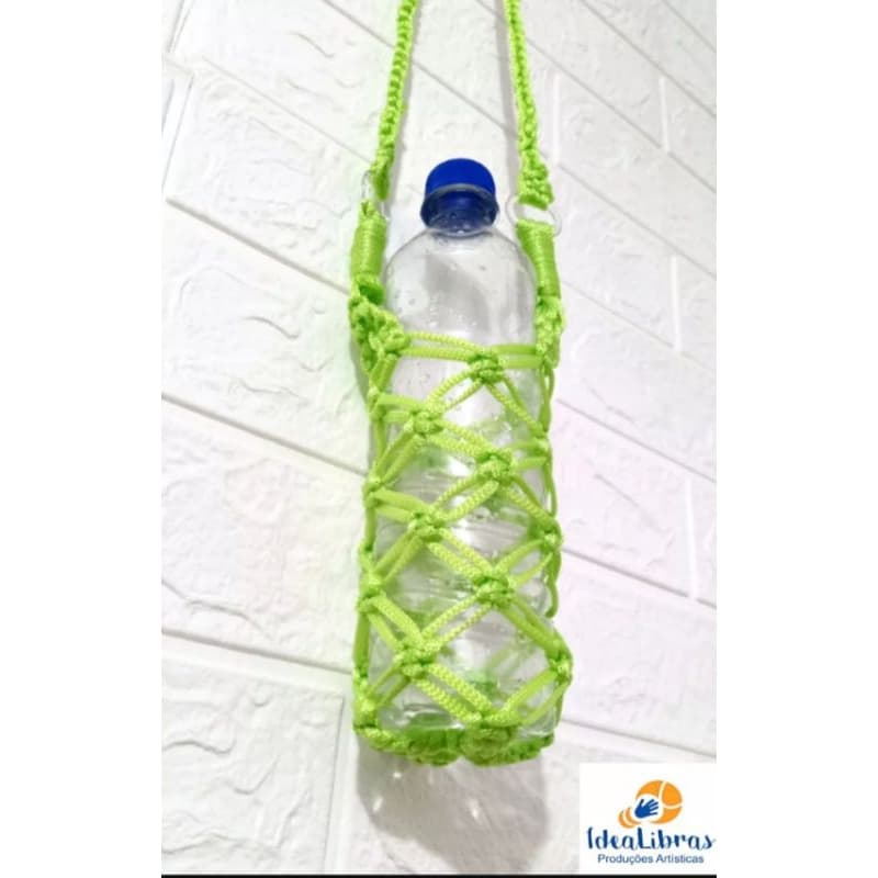 Bolsinha Macramê para garrafa de água.