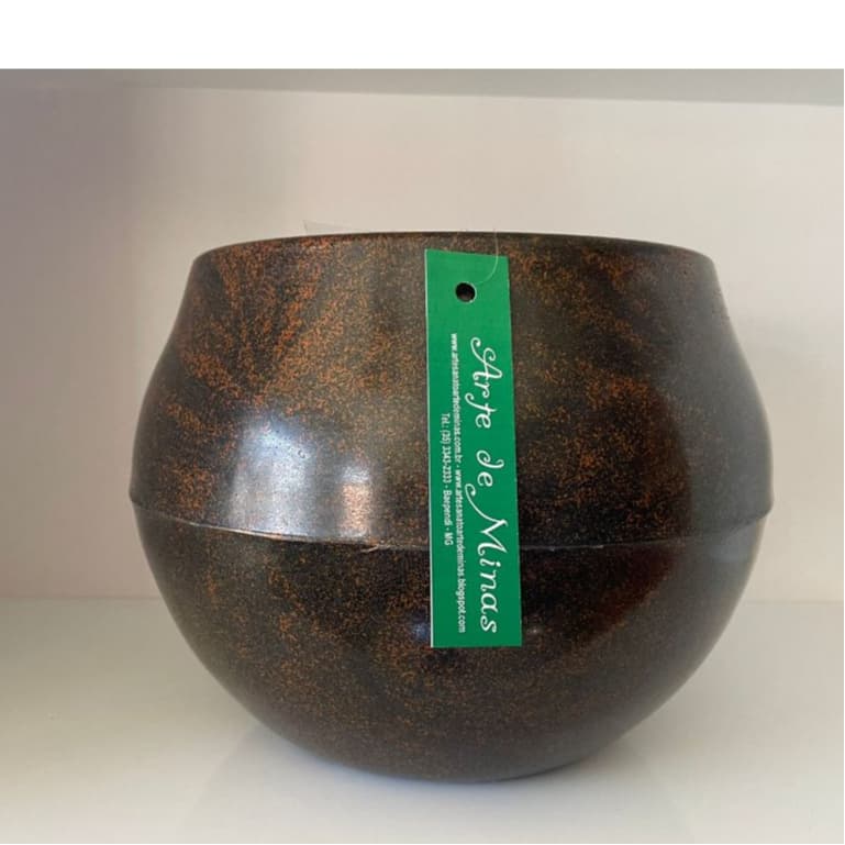 Vaso para plantas em polietileno da marca Arte de Minas esfera lisa mini sem prato coletor.