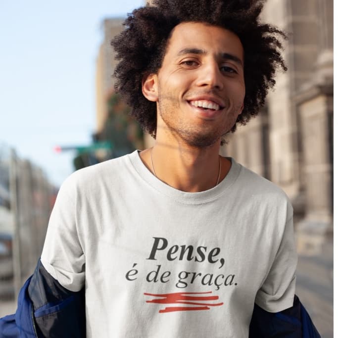 Camiseta Básica com estampa pense, é de graça. Camiseta branca Masculina e Feminina