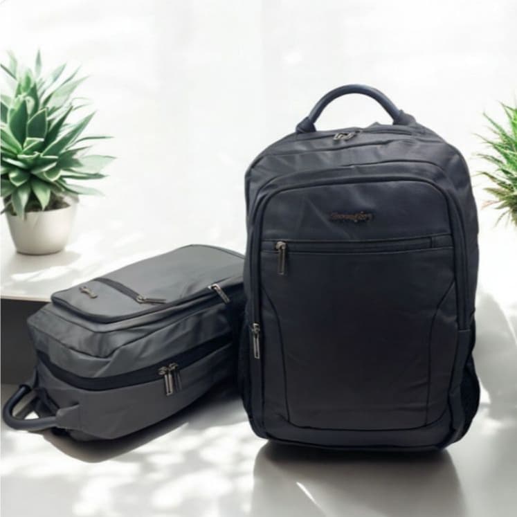 Mochila Masculina Grande Semi Impermeável Alça De Mão Reforçada Espuma Na Parte De Trás Compartimento Para Notebook Forrada E Cabo USB