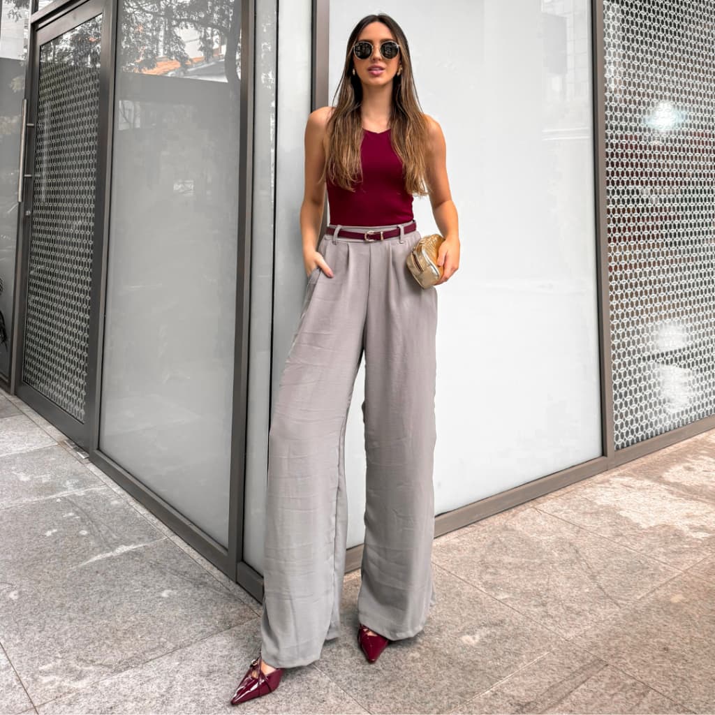 Calça Feminina em Alfaiataria Sarjada Wide Leg com Pregas- Super Versátil