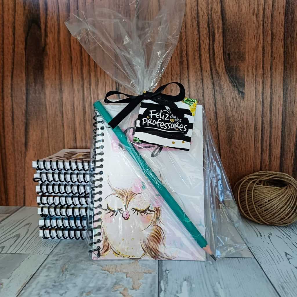 Kit 20un. Presente Personalizado com caderno 50 folhas lápis e tag para professoras