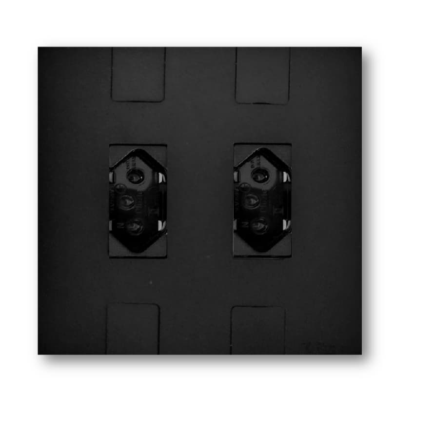 Tomada 4x4 Com 2 Tomadas 20a Modular Preto Fosco Pluzie Caprice