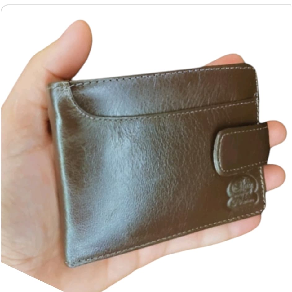 Carteira em Couro Masculino com Fechamento em Botão e Porta Cartão Removível