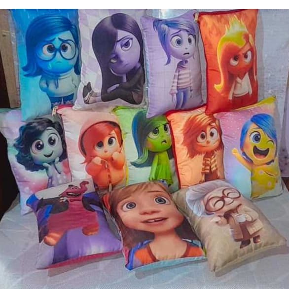 KIT COM 12 ALMOFADINHAS BRINDE ,ANIVERSÁRIO, ENFEITES,DECORAÇÃO  DIVERTIDAMENTE