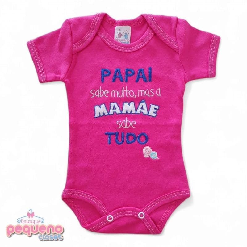 Body de Bebê Bordado Personalizado com frase Papai sabe muito, mas a mamãe sabe tudo.