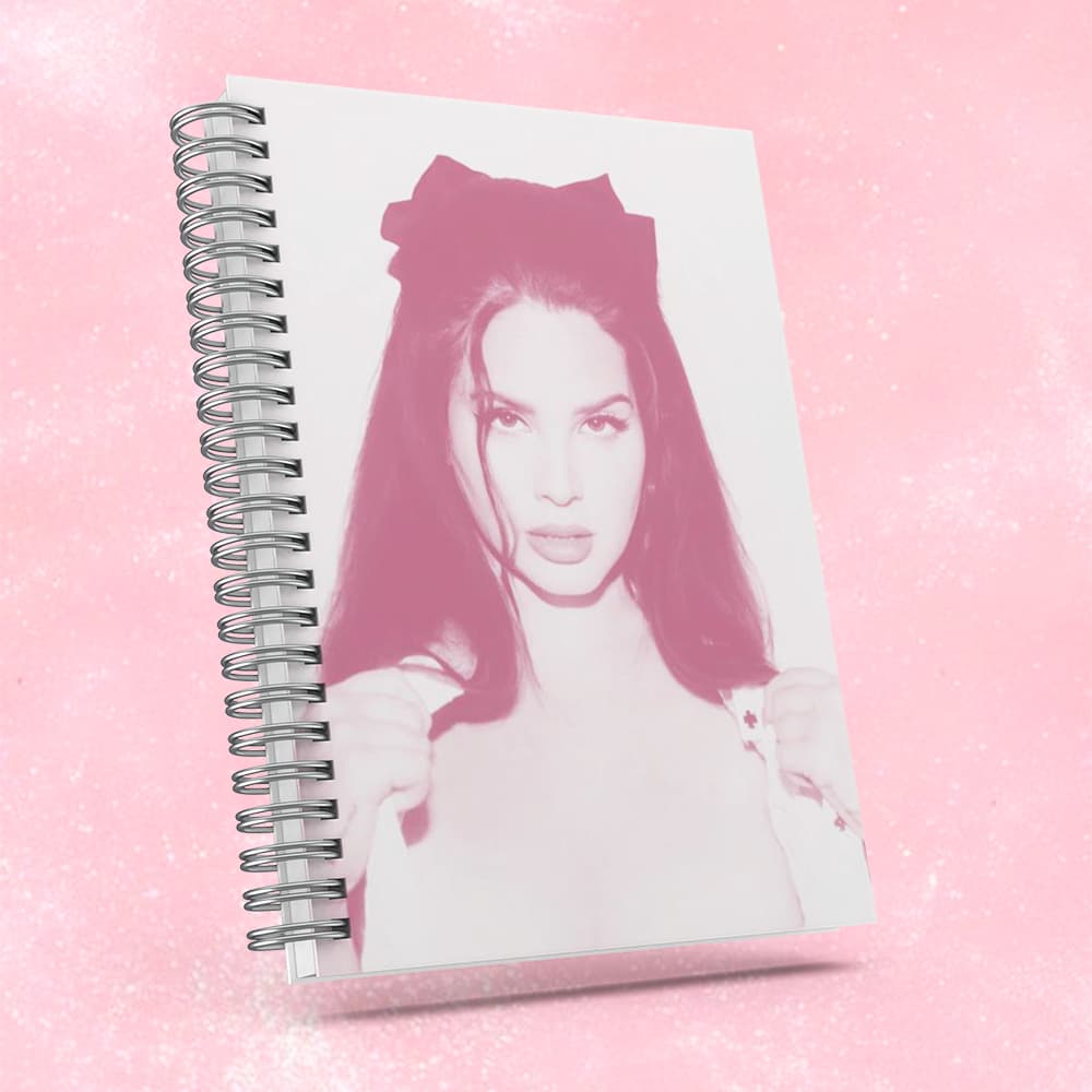 Caderno Lana Del Rey com brinde especial - Capa dura, alta qualidade de impressão e resolução.