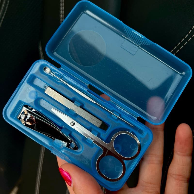 Kit manicure mini com 4 peças , kit tesoura, cortador de unha, pinça e afastador de unha .
