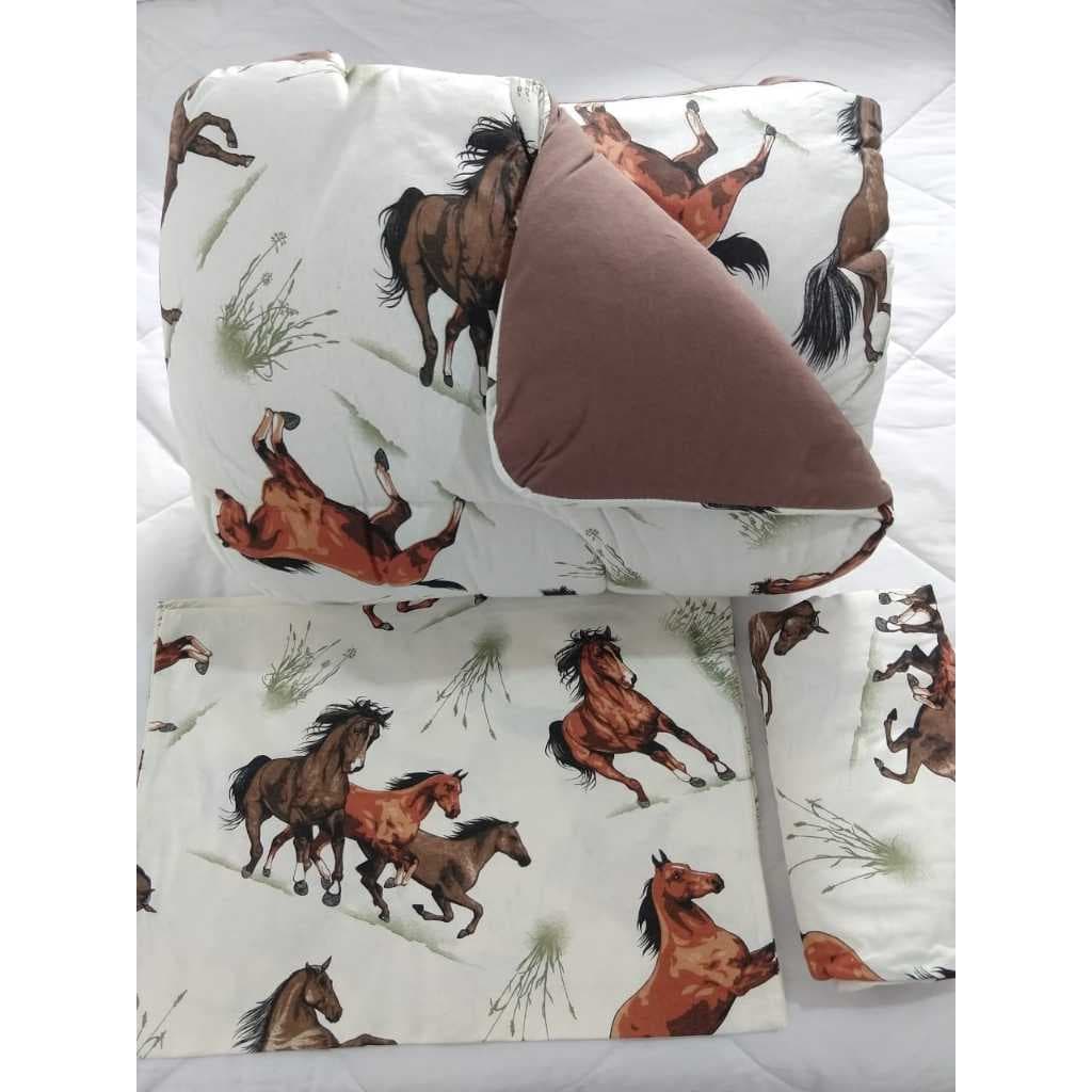 Kit Edredrom Cavalo Malha Cama Queen Size 04 Peças Quarto Texas Cauboi Coutry Marrom Unissex
