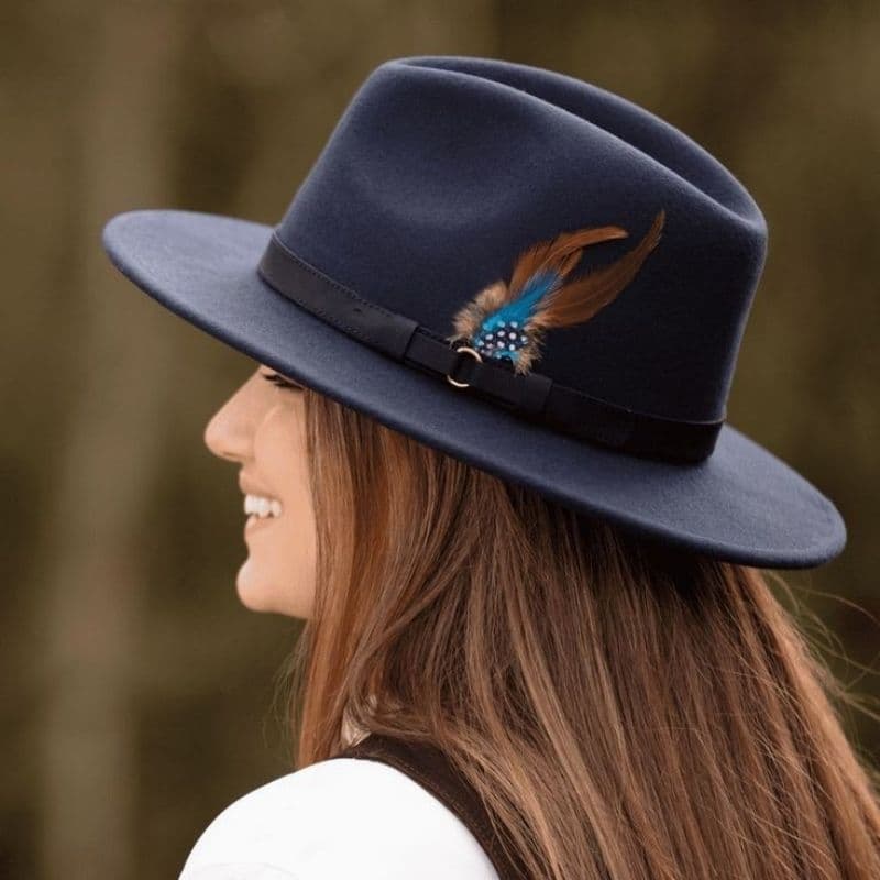 Chapéu Fedora Trilby Preto de Feltro com Penas Coloridas Unissex