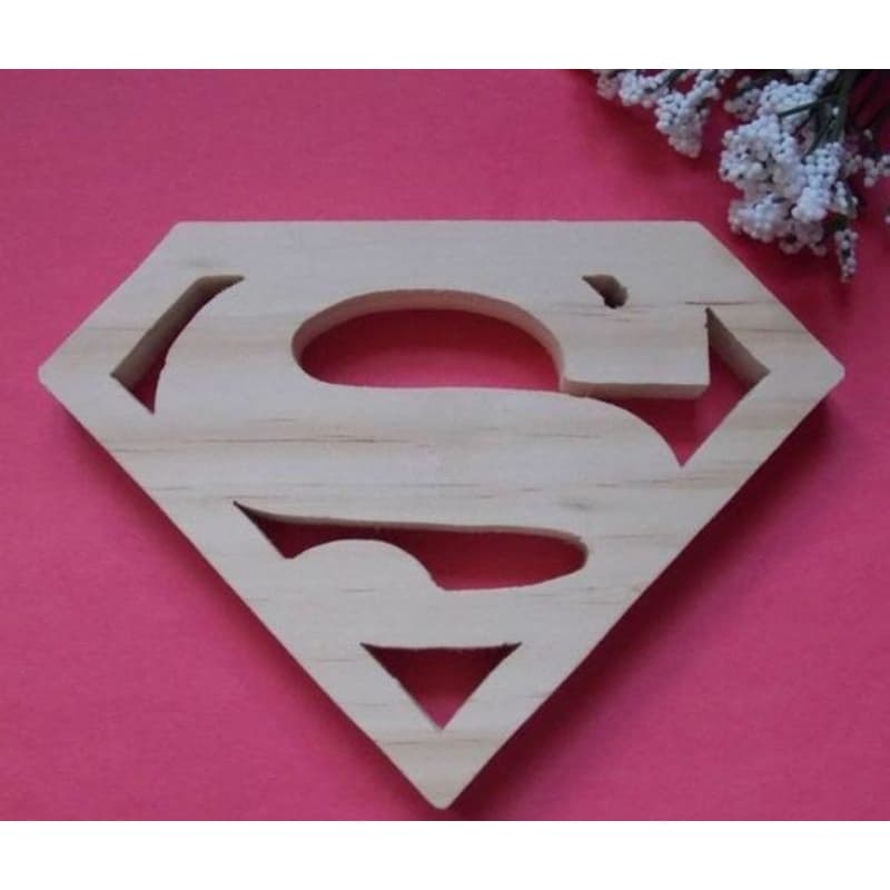 imagem em pinus (símbolo do Superman) para artesanato e decoração.