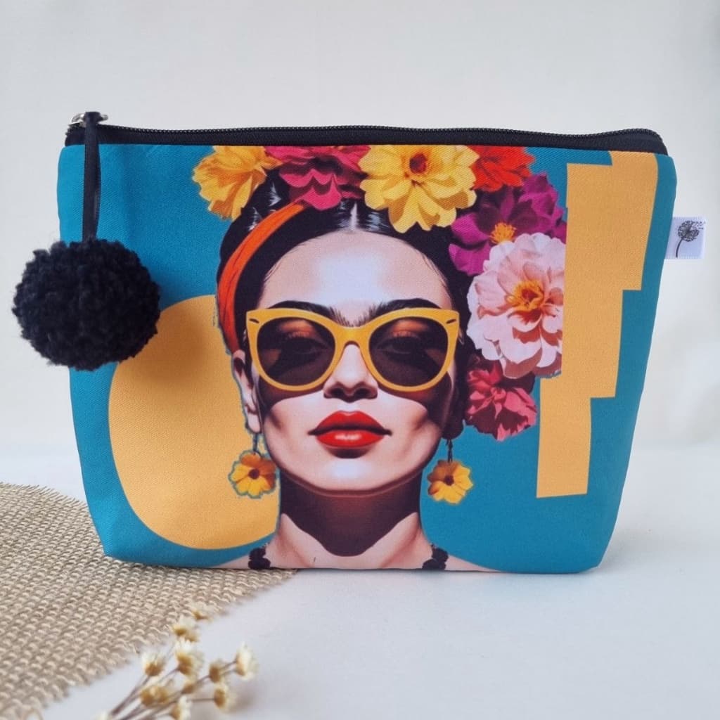 Necessaire Pompom Frida Kahlo, Bolsinha Feminina, Organizador De Maquiagem ou para Viagem