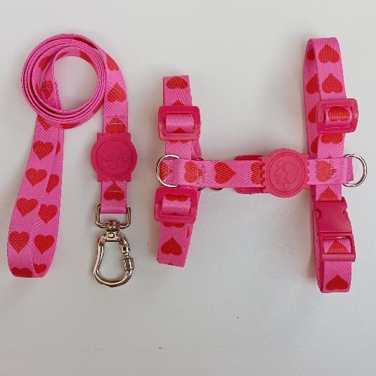 Peitoral H Anti-Puxão para Cachorros - Rosa com Corações Vermelhos